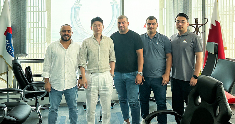 Marketingový ředitel zámořského marketingu TENAU ELEVATOR Cong Sun, regionální manažer pro Blízký východ Gavin Yao a poprodejní inženýr elektrotechnologie Yangyang Li navštívili naše partnery v mnoha zemích a regionech na blízkovýchodním trhu.
